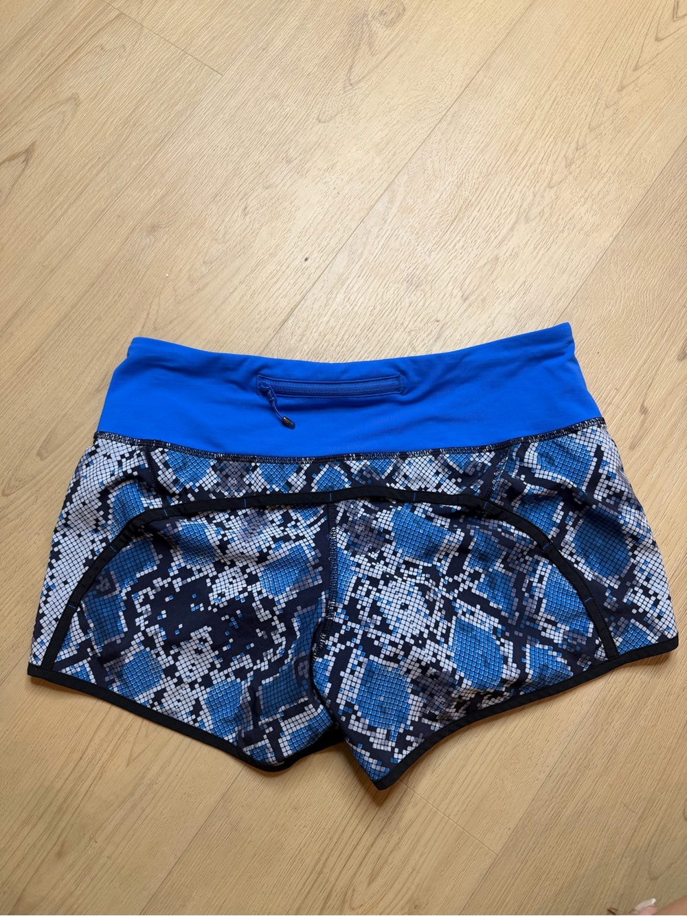 Lululemon Speed Up Shorts - Picture 4 of 6